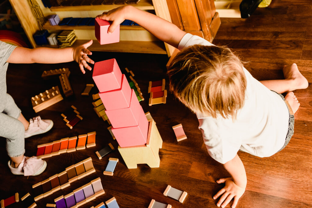 Children playing with pink tower 